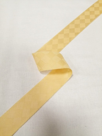 Šikmý proužek vzorovaný 20 žlutobéžová kostka