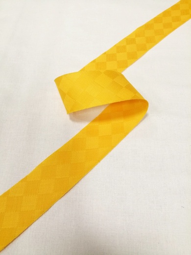 Šikmý proužek vzorovaný 21 žlutá kostka